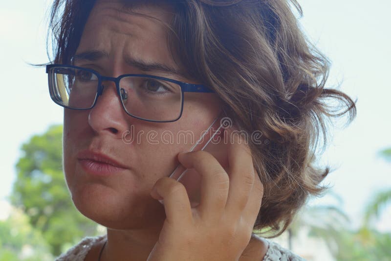 Mujer que usa el smartphone, retrato sincero al aire libre fotos de archivo Mujer que usa el smartphone, retrato sincero al aire libre fotos de archivo