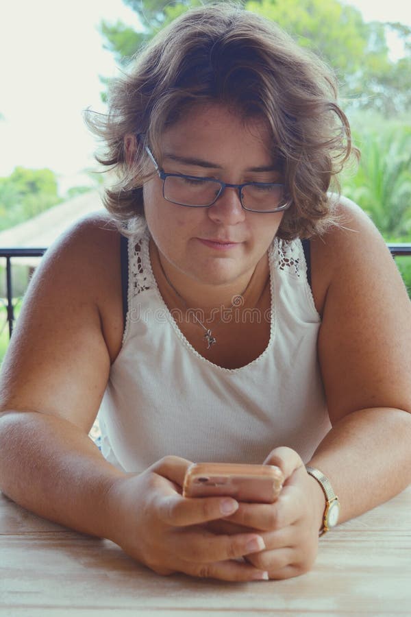 Mujer que usa el smartphone, retrato sincero al aire libre fotos de archivo libres de regalías Mujer que usa el smartphone, retrato sincero al aire libre fotos de archivo libres de regalías