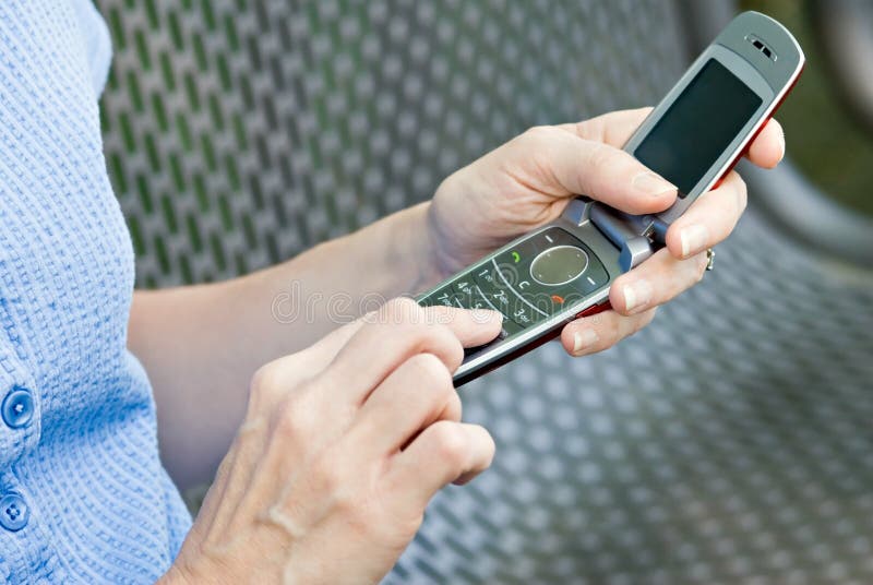 Mujer que usa el teléfono celular fotografía de archivo libre de regalías Mujer que usa el teléfono celular fotografía de archivo libre de regalías