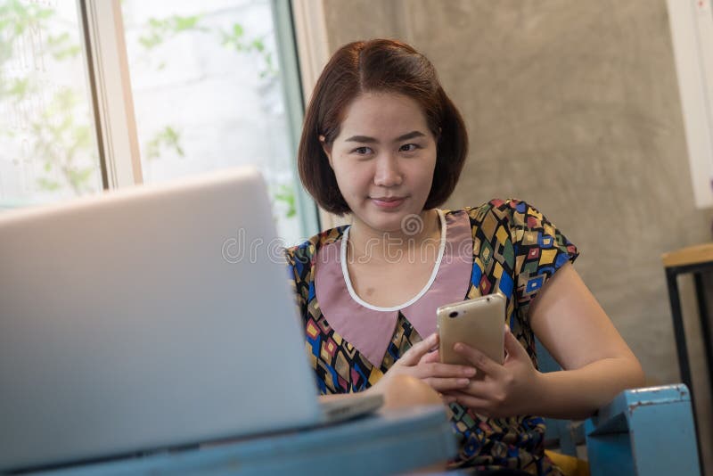Mujer que usa el teléfono móvil en casa fotografía de archivo libre de regalías Mujer que usa el teléfono móvil en casa fotografía de archivo libre de regalías