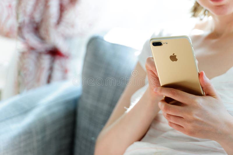 Mujer que usa Internet que practica surf del nuevo smartphone más del iphone 7 tan foto de archivo libre de regalías Mujer que usa Internet que practica surf del nuevo smartphone más del iphone 7 tan foto de archivo libre de regalías