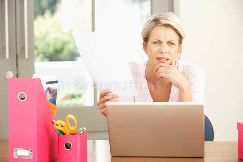 Mujer que usa la computadora portátil en el país imagenes de archivo Mujer que usa la computadora portátil en el país imagenes de archivo