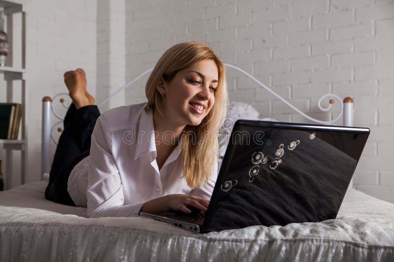 Mujer que usa la computadora portátil en el país imagen de archivo libre de regalías Mujer que usa la computadora portátil en el país imagen de archivo libre de regalías
