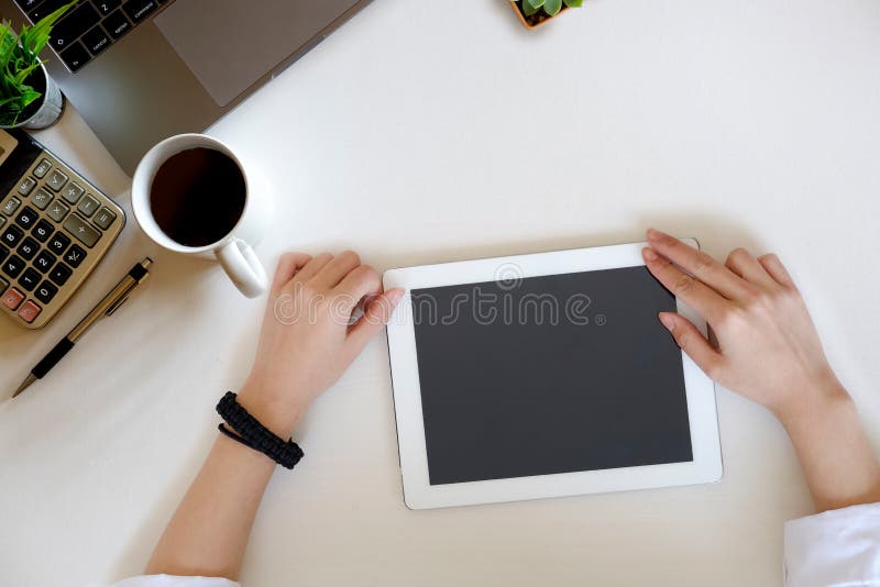 mujer que usa la tableta en el escritorio de oficina foto de archivo libre de regalías mujer que usa la tableta en el escritorio de oficina foto de archivo libre de regalías