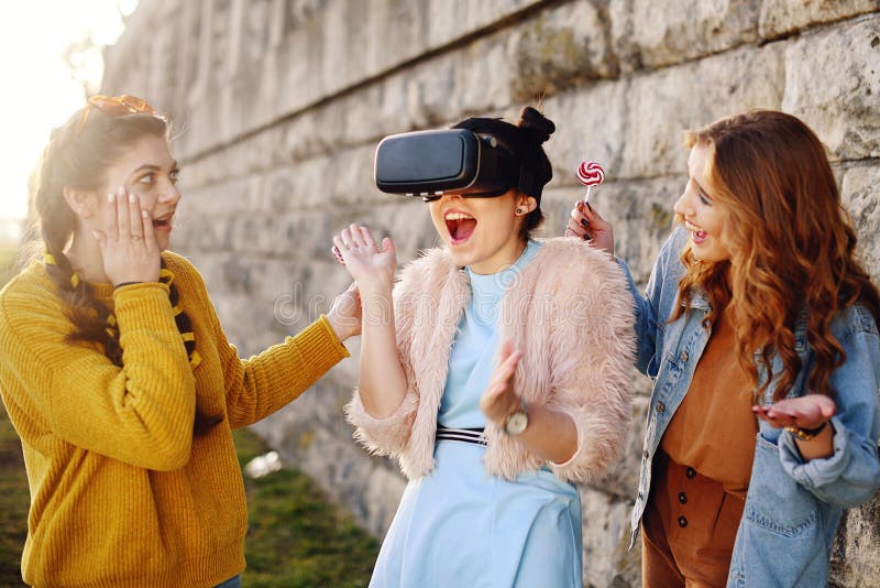 Mujer que usa los vidrios 360, experiencia de las auriculares de VR de VR al aire libre Concepto visual de la realidad El experim foto de archivo Mujer que usa los vidrios 360, experiencia de las auriculares de VR de VR al aire libre Concepto visual de la realidad El experim foto de archivo
