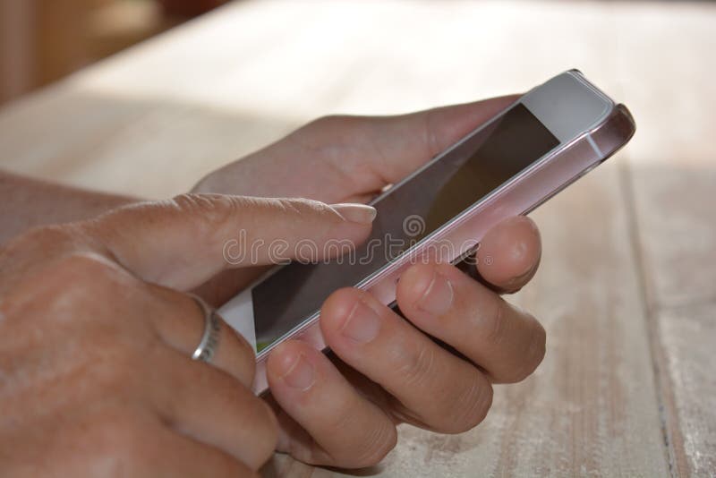 Mujer que usa un smartphone, finger en pantalla táctil fotografía de archivo Mujer que usa un smartphone, finger en pantalla táctil fotografía de archivo
