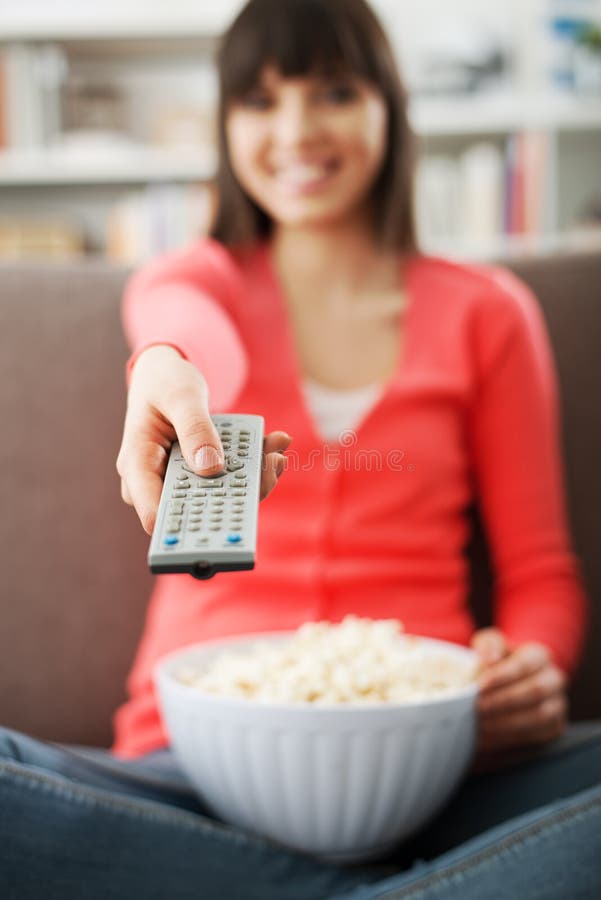 Mujer que ve la TV fotografía de archivo Mujer que ve la TV fotografía de archivo