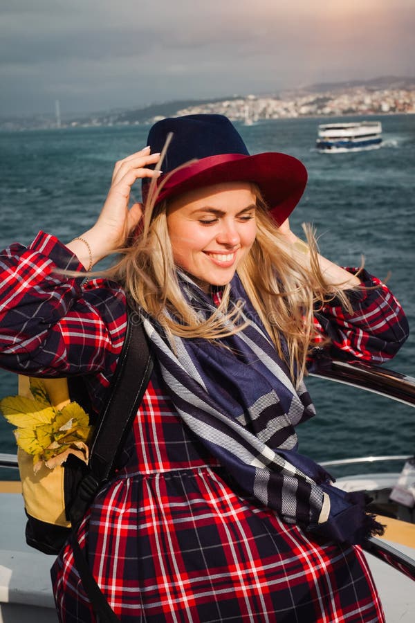 Mujer que viaja en el transbordador en Estambul con el estrecho de Bósforo imágenes de archivo libres de regalías Mujer que viaja en el transbordador en Estambul con el estrecho de Bósforo imágenes de archivo libres de regalías