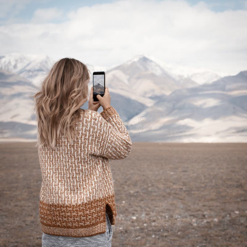Mujer que viaja y que toma la foto imágenes de archivo libres de regalías Mujer que viaja y que toma la foto imágenes de archivo libres de regalías