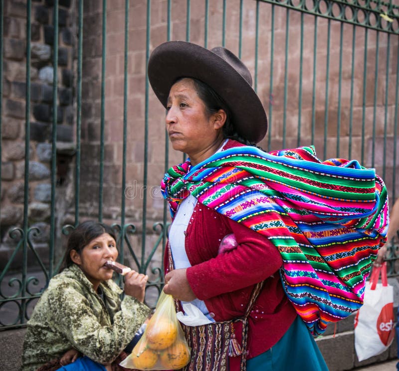 Mujer Quechua Con Su Cartera De Cuidados En Calle Principal De La Ciudad De Cusco, Perú Imagen de editorial - Imagen de handmade, ropa: 169843104