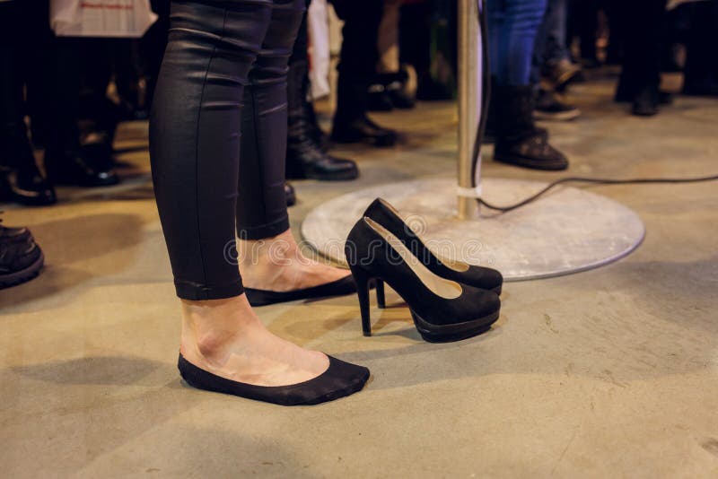 Mujer Quitando Zapatos Tacones Altos En Casa Comprando Nuevos Estiletas. Cerrar Los Pies Femeninos Usando Suede Negro Imagen de archivo - de mano, calzado: 214747177