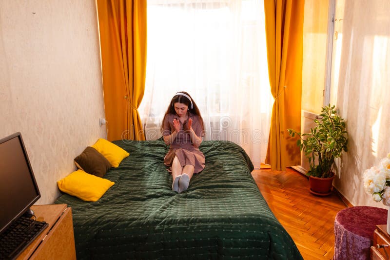 Mujer relajada abrazando la felicidad a través del sonido y la danza. Vista panorámica y superior fotografía de archivo