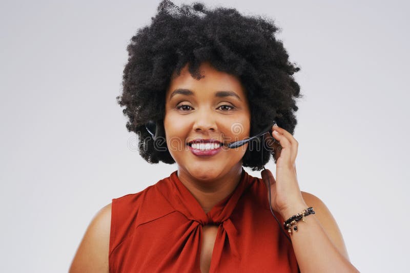 Mujer retrato y auriculares para centro de llamadas con sonrisa en estudio para comunicación y servicio al cliente. hembra asiátic fotografía de archivo