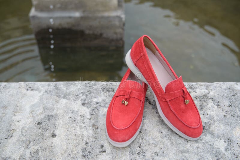 Mujer Rojo Elegante Zapatos Holgazán En El Fondo De Piedra. Par Zapatos Mocasines Femeninos De Moda Al Aire Libre Foto de archivo - Imagen de estilo, ropa: 217529522
