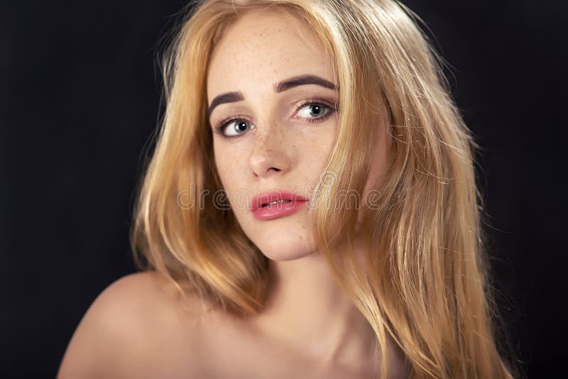Mujer rubia atractiva imagen de archivo Mujer rubia atractiva imagen de archivo