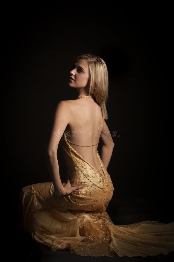 Mujer Rubia Atractiva En Vestido De Noche Que Revela De Oro Foto de archivo - Imagen de hermoso, elegancia: 67893168 Mujer Rubia Atractiva En Vestido De Noche Que Revela De Oro Foto de archivo - Imagen de hermoso, elegancia: 67893168
