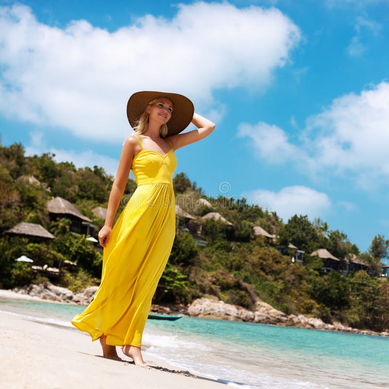Mujer rubia atractiva hermosa joven que se coloca en la playa imagen de archivo Mujer rubia atractiva hermosa joven que se coloca en la playa imagen de archivo