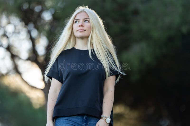 Mujer rubia caminando por la calle imagen de archivo