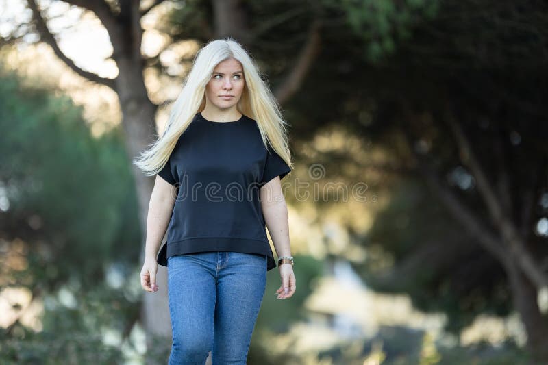 Mujer rubia caminando por la calle fotos de archivo libres de regalías