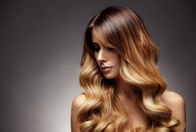 Mujer rubia con de largo, sano hermosos, derecho y pelo brillante imagen de archivo libre de regalías Mujer rubia con de largo, sano hermosos, derecho y pelo brillante imagen de archivo libre de regalías