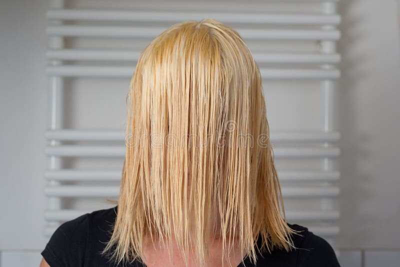 Mujer rubia con el pelo mojado del largo de hombros foto de archivo libre de regalías Mujer rubia con el pelo mojado del largo de hombros foto de archivo libre de regalías