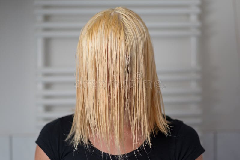 Mujer rubia con el pelo mojado del largo de hombros fotografía de archivo Mujer rubia con el pelo mojado del largo de hombros fotografía de archivo