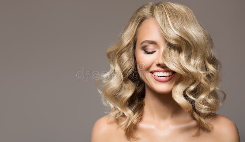 Mujer rubia con la sonrisa hermosa rizada del pelo