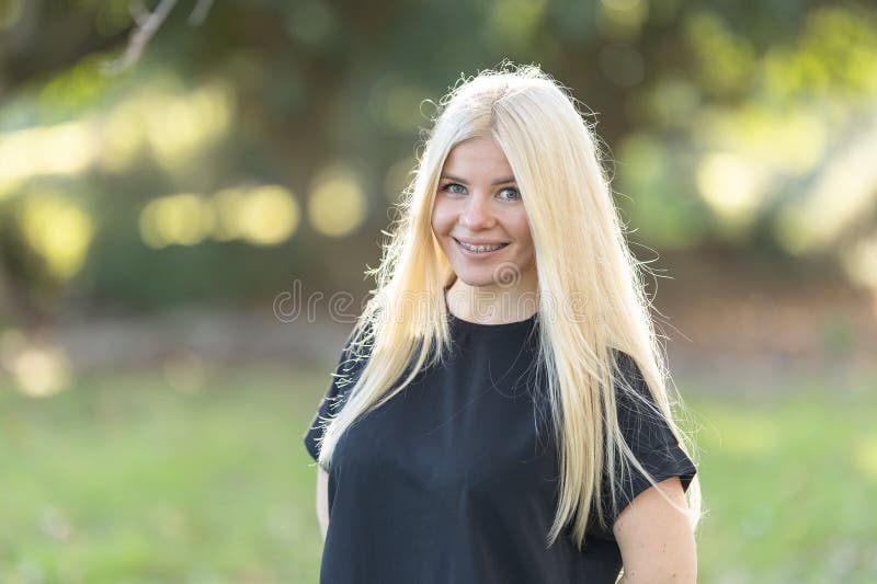 Mujer rubia con los cordones en el campo fotos de archivo