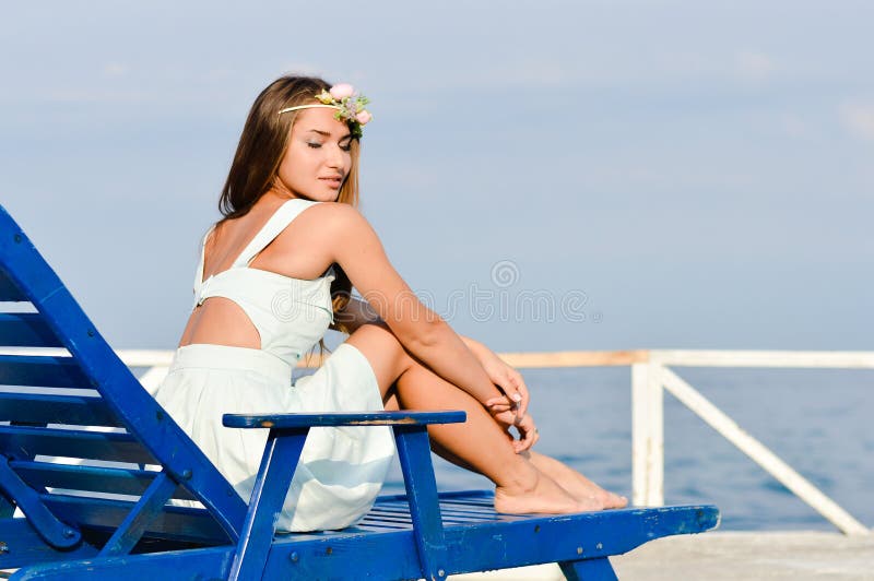 Mujer rubia elegante hermosa joven en el embarcadero del mar fotografía de archivo libre de regalías Mujer rubia elegante hermosa joven en el embarcadero del mar fotografía de archivo libre de regalías