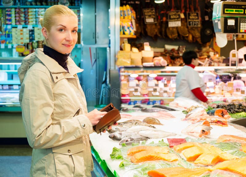 Mujer rubia en mercado imágenes de archivo libres de regalías Mujer rubia en mercado imágenes de archivo libres de regalías