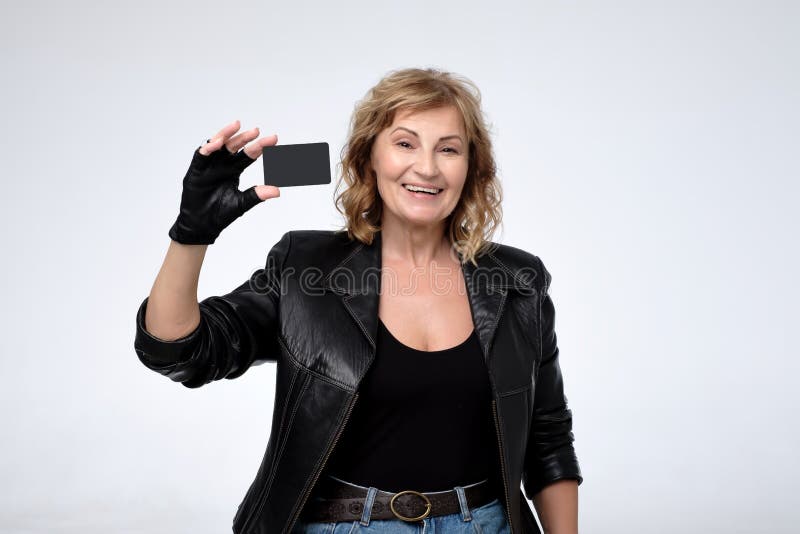 Mujer rubia feliz que muestra de la tarjeta de cr?dito en blanco Foco en tarjeta fotos de archivo Mujer rubia feliz que muestra de la tarjeta de cr?dito en blanco Foco en tarjeta fotos de archivo
