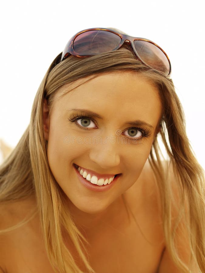 Mujer Adolescente Sonriente De La Herencia Mezclada Al Aire Libre Del Retrato Foto De Archivo