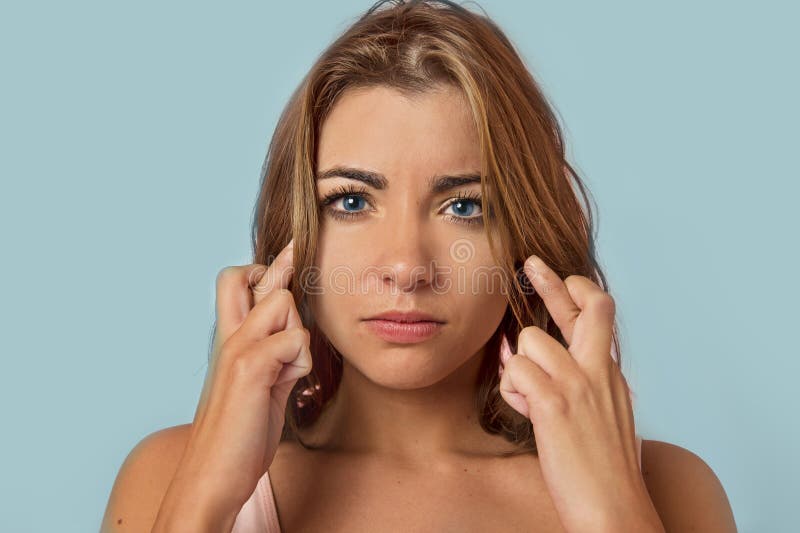 Mujer rubia hermosa y dulce supersticiosa con la CRO (coordinadora) de los ojos azules foto de archivo libre de regalías Mujer rubia hermosa y dulce supersticiosa con la CRO (coordinadora) de los ojos azules foto de archivo libre de regalías