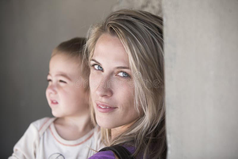 Mujer rubia hermosa y su pequeño hijo junto imagen de archivo libre de regalías Mujer rubia hermosa y su pequeño hijo junto imagen de archivo libre de regalías