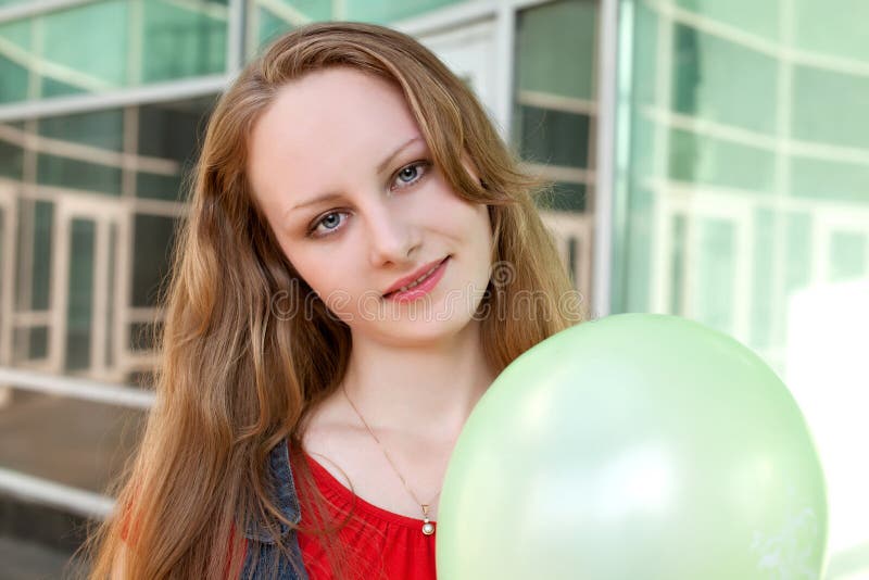 Mujer rubia joven con el globo verde fotos de archivo Mujer rubia joven con el globo verde fotos de archivo