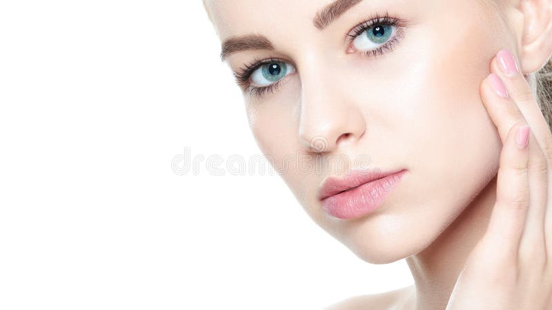 Mujer rubia joven hermosa con la piel perfecta que toca su cara Tratamiento facial Cosmetología, belleza y concepto del balneario
