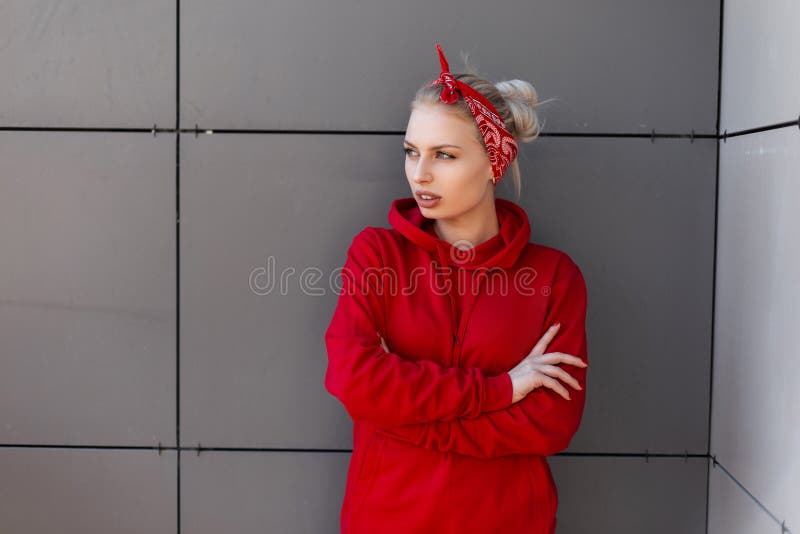 Rubia Joven Moderna Sensual Pañuelo De Moda Rojo En Una Sudadera Con Capucha Elegante Roja Que Presenta Al Aire Libre Ce Imagen de archivo - Imagen sensual, exterior: 144497843