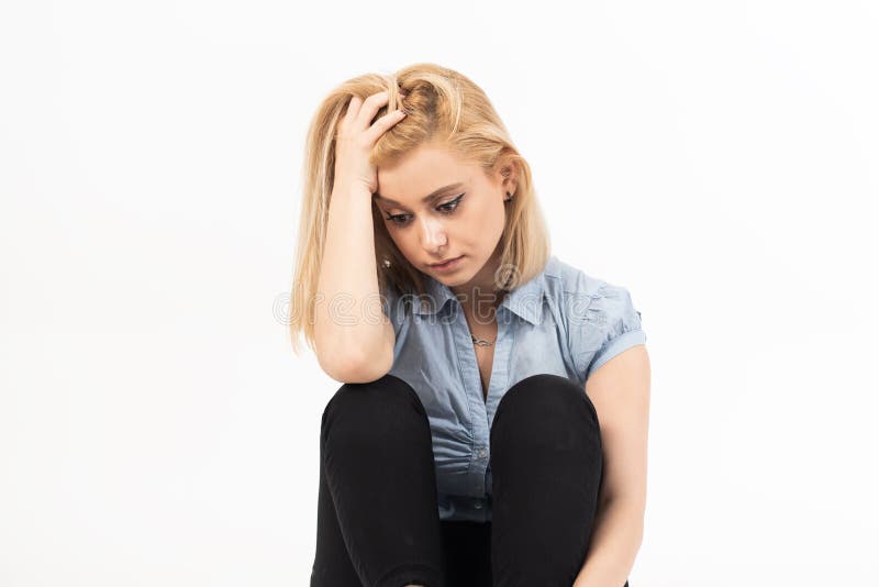 Mujer rubia joven triste y de la depresión aislada en blanco imagen de archivo libre de regalías Mujer rubia joven triste y de la depresión aislada en blanco imagen de archivo libre de regalías