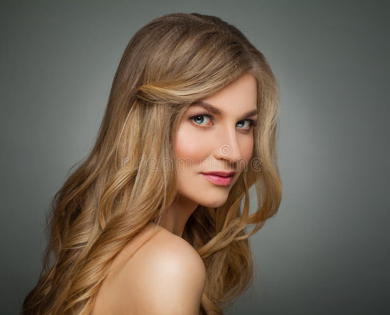 Mujer rubia linda con el pelo sano largo y el retrato claro de la piel fotografía de archivo Mujer rubia linda con el pelo sano largo y el retrato claro de la piel fotografía de archivo