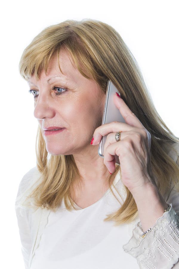 Mujer rubia mayor que habla en el teléfono foto de archivo Mujer rubia mayor que habla en el teléfono foto de archivo