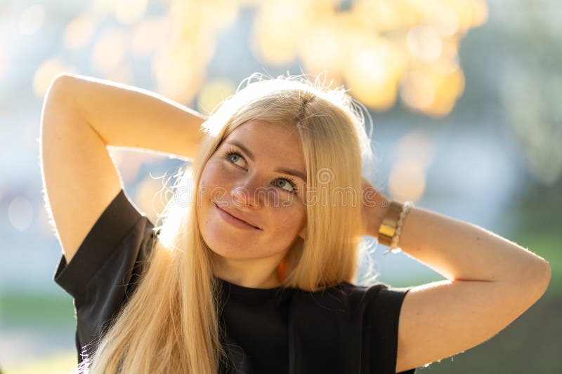 Mujer rubia posa para foto fotos de archivo