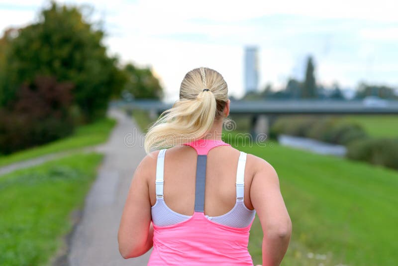 Mujer rubia que corre a lo largo del río foto de archivo libre de regalías Mujer rubia que corre a lo largo del río foto de archivo libre de regalías