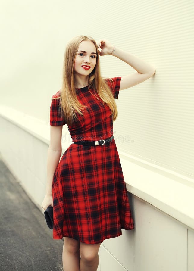 Mujer Rubia Sonriente Hermosa Que Lleva El Vestido a Cuadros Rojo Imagen de  archivo - Imagen de retro, rojo: 66318629