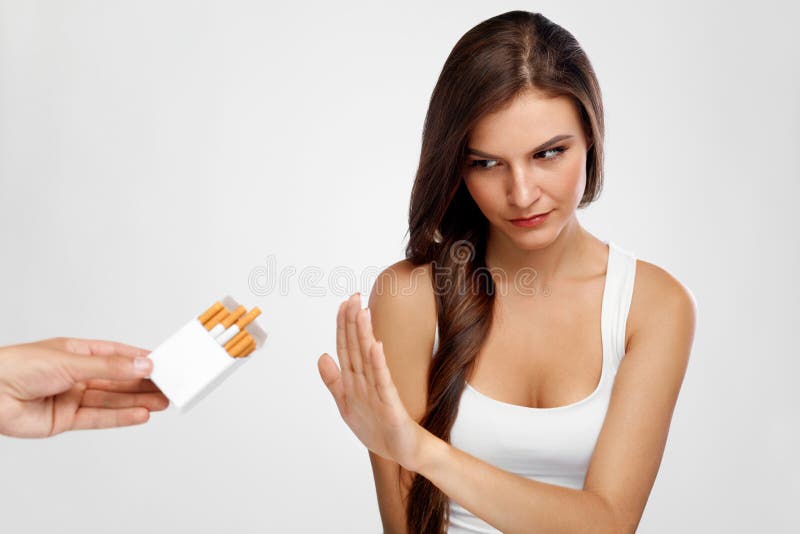Mujer sana hermosa que abandona fumar, rechazando los cigarrillos fotografía de archivo libre de regalías Mujer sana hermosa que abandona fumar, rechazando los cigarrillos fotografía de archivo libre de regalías