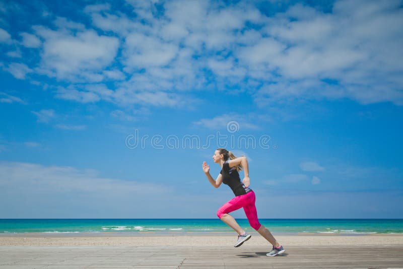 Mujer sana que corre en la playa, muchacha que hace el ejercicio del deporte, la libertad femeninos al aire libre, felices, vacac imagen de archivo Mujer sana que corre en la playa, muchacha que hace el ejercicio del deporte, la libertad femeninos al aire libre, felices, vacac imagen de archivo