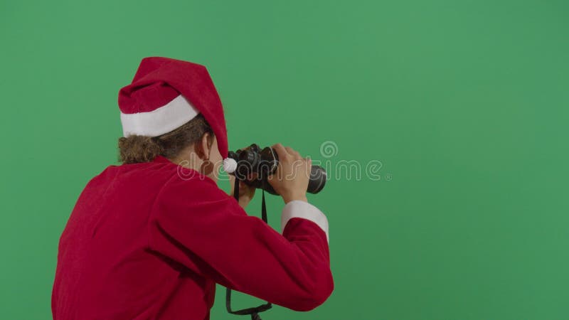Mujer santa claus parece binocular almacen de metraje de vídeo