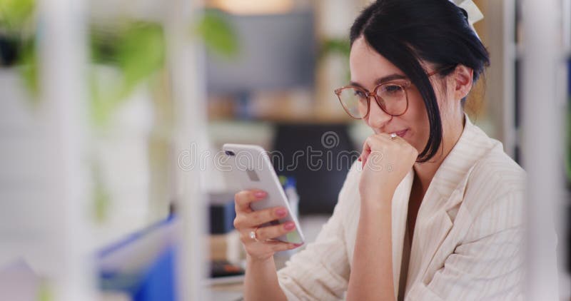 Mujer satisfecha sonriente usa smartphone almacen de metraje de vídeo