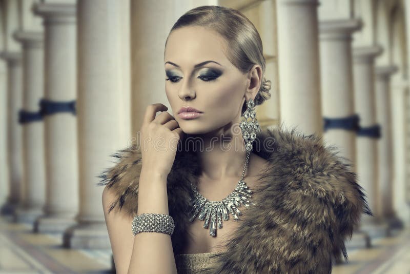 Mujer sensual aristocrática de la moda fotografía de archivo libre de regalías Mujer sensual aristocrática de la moda fotografía de archivo libre de regalías