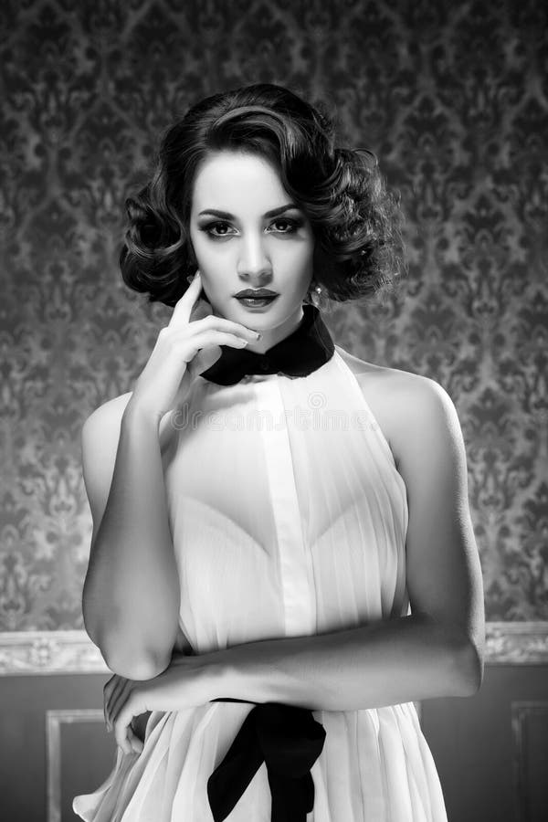 Mujer Sensual Blanco Y Negro En Sitio Del Vintage Imagen de archivo -  Imagen de sensual, mujer: 39763063