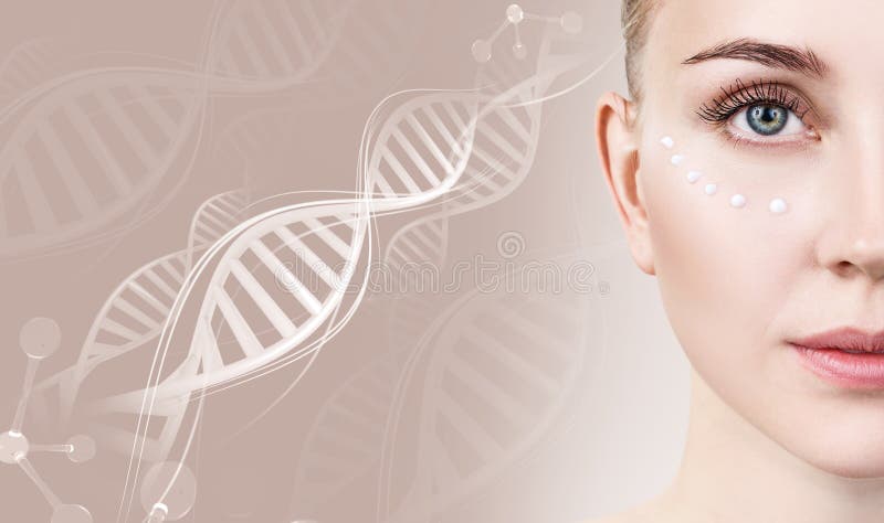 Mujer sensual con los puntos poner crema en cara en cadenas de la DNA fotos de archivo Mujer sensual con los puntos poner crema en cara en cadenas de la DNA fotos de archivo